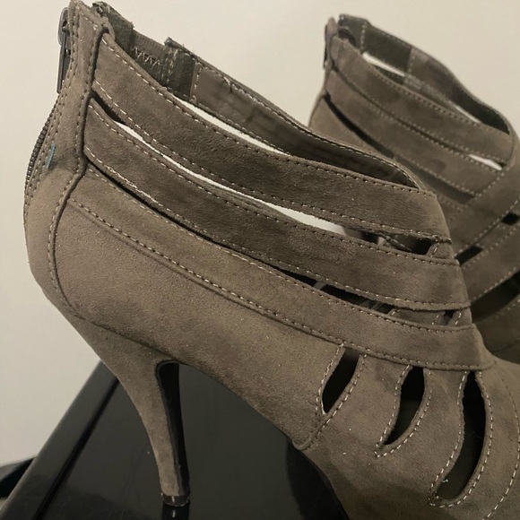 Apostrophe 4 inch suede heels in excellent condition in deep brown. - Picture 3 of 6